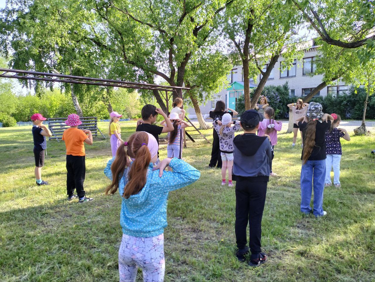 Утренняя зарядка в пришкольном лагере.